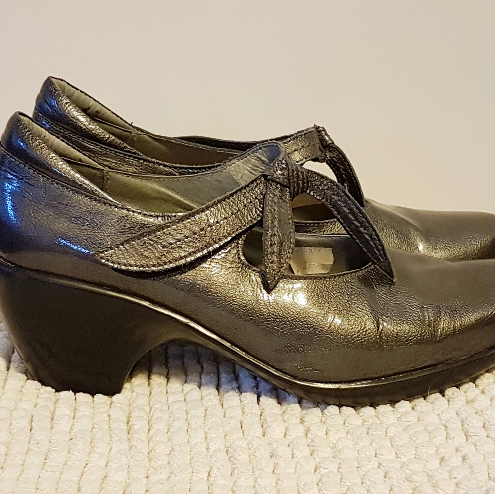 Naot high heeled shoes